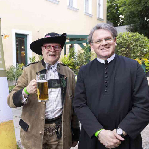 Conrad Seidls Bier Guide 2025 zeigt die Highlights der Oesterreichischen Bierkultur / APA-Fotoservice/Ronald Rudolph Conrad Seidl mit Pater Pirmin