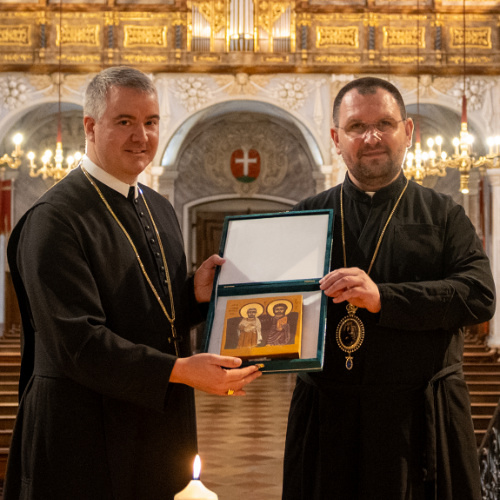 Als besonderes Zeichen der Verbundenheit überreichte Abt Patrick an Bischof Maksym eine von den Karmelitinnen in Maria Jeutendorf handbemalte „Ikone der Freundschaft“ / Stift Göttweig / Pater Pius Nemes Als besonderes Zeichen der Verbundenheit überreichte Abt Patrick an Bischof Maksym eine von den Karmelitinnen in Maria Jeutendorf handbemalte „Ikone der Freundschaft“